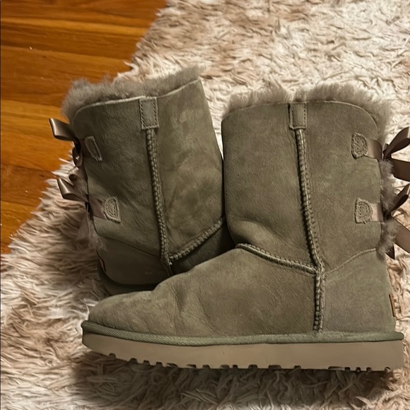 Women's Shearling-Lined Ugg Boots - Picture 7 of 7